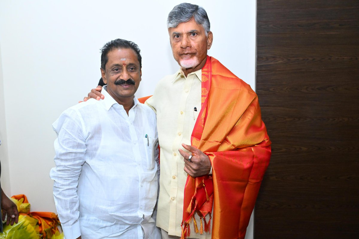BigtvApp's tweet photo. చంద్రబాబు నాయుడిని కలిసిన కూటమి ఎమ్మెల్యేలు.. మంత్రి వర్గ బెర్తుల కోసం ఎవరి ప్రయత్నాలు వారు చేస్తున్నారు.. 
#andhrapradesh #chandrababu #tdpwinning #chotanews https://t.co/ohheFeJIh2