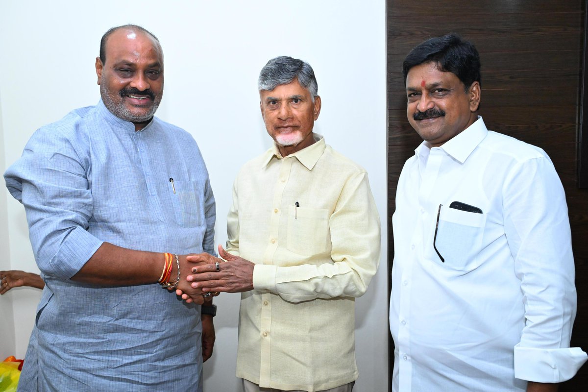 BigtvApp's tweet photo. చంద్రబాబు నాయుడిని కలిసిన కూటమి ఎమ్మెల్యేలు.. మంత్రి వర్గ బెర్తుల కోసం ఎవరి ప్రయత్నాలు వారు చేస్తున్నారు.. 
#andhrapradesh #chandrababu #tdpwinning #chotanews https://t.co/ohheFeJIh2