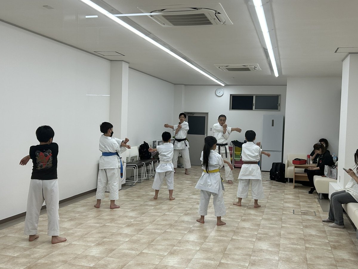 今日は空手教室お稽古日です♪元気の良い大きな掛け声が響いて頑張ってます〜
#日本空手道　#空手道糸洲会　#都島区 #心技体を鍛える #小学生習い事 毎週木曜日19:00から練習です♪空手を習ってみたい小学生は高倉町のわんだ〜らぼ都島にお越しください🤗