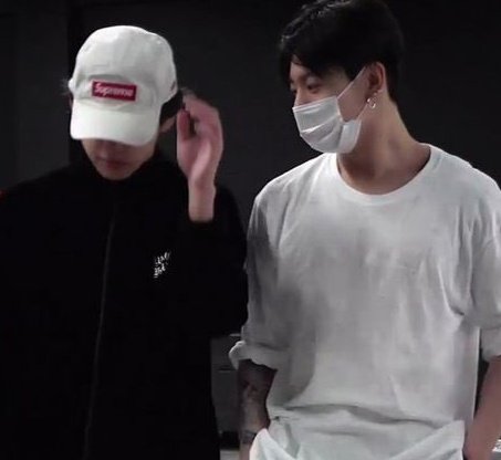 tkkslayy's tweet photo. the fact that tae's wearing jungkook's jacket gets me every single time. https://t.co/2ikZ7Z5G68