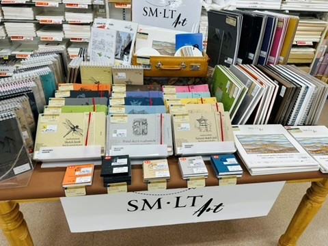 SMLTArt's tweet photo. SM・LT Art  products are selling in many places in in Japan. This is a moment from Tochigi.
上野文具　本店
栃木県宇都宮市池上町5―2

#smltart #art #sketchbook #美術 #スケッチブック https://t.co/SI6ORp8eqt