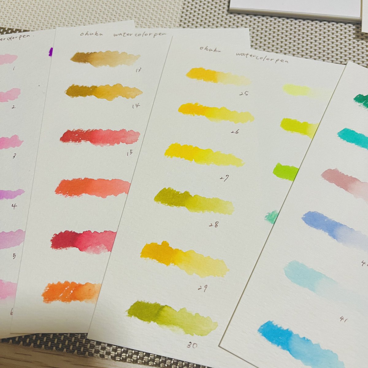 sion_book's tweet photo. 水彩ペンと知っているはずなのに、
過去のわたしは何目的で色見本を作ったのか。

見る・触れる・描いてみる。
その時は分からなくても着実に力になるんだなって思う。
作り直した色見本はもはや別の画材のよう。

ど素人の4年前。面白い。 https://t.co/nIh1VfqOCn