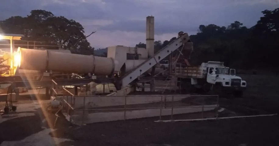 EMASTRU's tweet photo. #6Jun | Desde muy temprano iniciamos este #jueves la producción de asfalto para seguir atendiendo con trabajos de pavimentación los distintos tramos que hemos abordado a lo largo de la semana.

¡En batalla permanente por el #PuebloLealSiempre junto al presidente @nicolasmaduro! https://t.co/0TrWMUGUcu