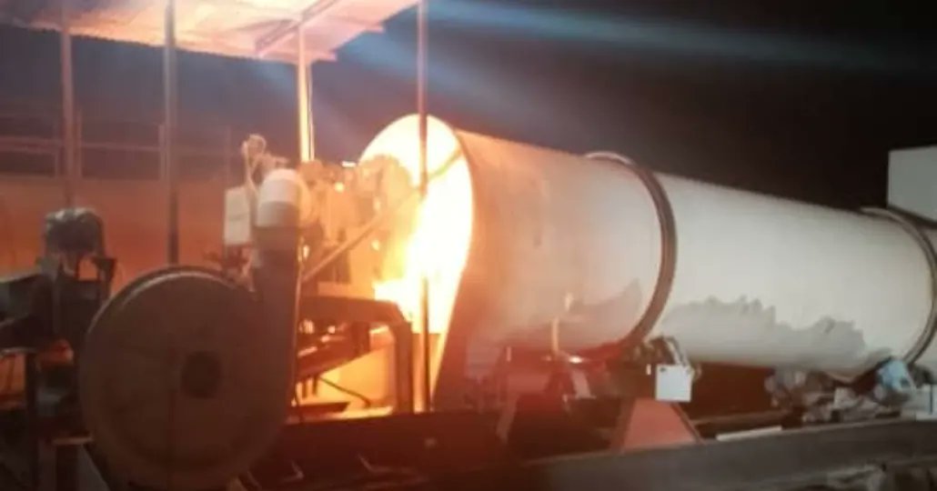 #6Jun | Desde muy temprano iniciamos este #jueves la producción de asfalto para seguir atendiendo con trabajos de pavimentación los distintos tramos que hemos abordado a lo largo de la semana.

¡En batalla permanente por el #PuebloLealSiempre junto al presidente @nicolasmaduro!