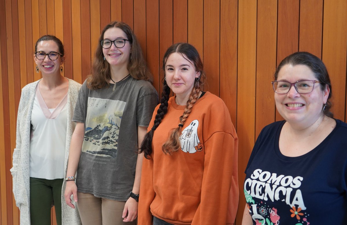 CICAUDC's tweet photo. Investigadoras del CICA reciben a estudiantes de la ESO del proyecto de la @UDC_gal , "Atrévete a pescudar con elas". Mónica Lamas de #EXPRELA, Alejandra Pérez de @GrupoBiocost , @elena_pazosch de #QUIMBIO y María Gelpi de @UDCSolids https://t.co/VfOtdAhTWP