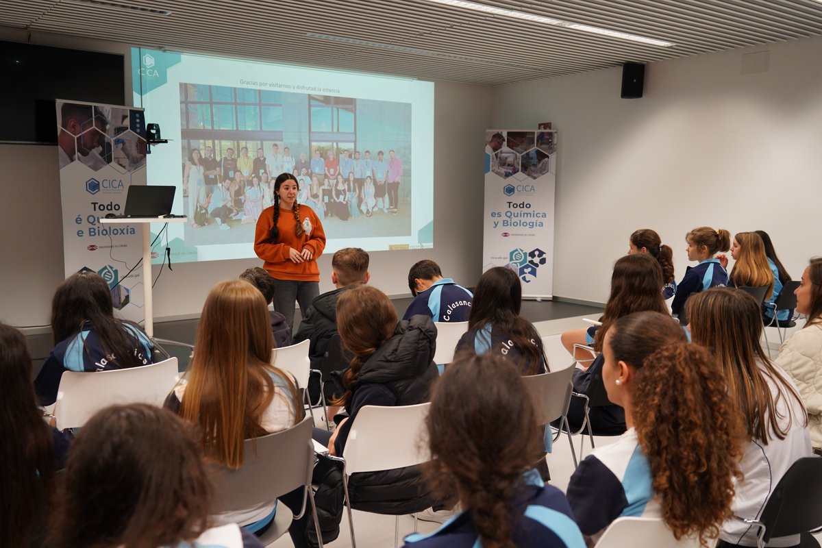 CICAUDC's tweet photo. Investigadoras del CICA reciben a estudiantes de la ESO del proyecto de la @UDC_gal , "Atrévete a pescudar con elas". Mónica Lamas de #EXPRELA, Alejandra Pérez de @GrupoBiocost , @elena_pazosch de #QUIMBIO y María Gelpi de @UDCSolids https://t.co/VfOtdAhTWP