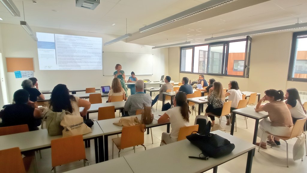 ARGOSZARAGOZA's tweet photo. Workshop VIII: Educación patrimonial y museos, #XISimposioZaragoza mucha participación y diversidad de propuestas didácticas desde el ámbito de la #didacticadelascienciassociales @LlonchNayra @universidad_um https://t.co/7VwRXOeLpQ