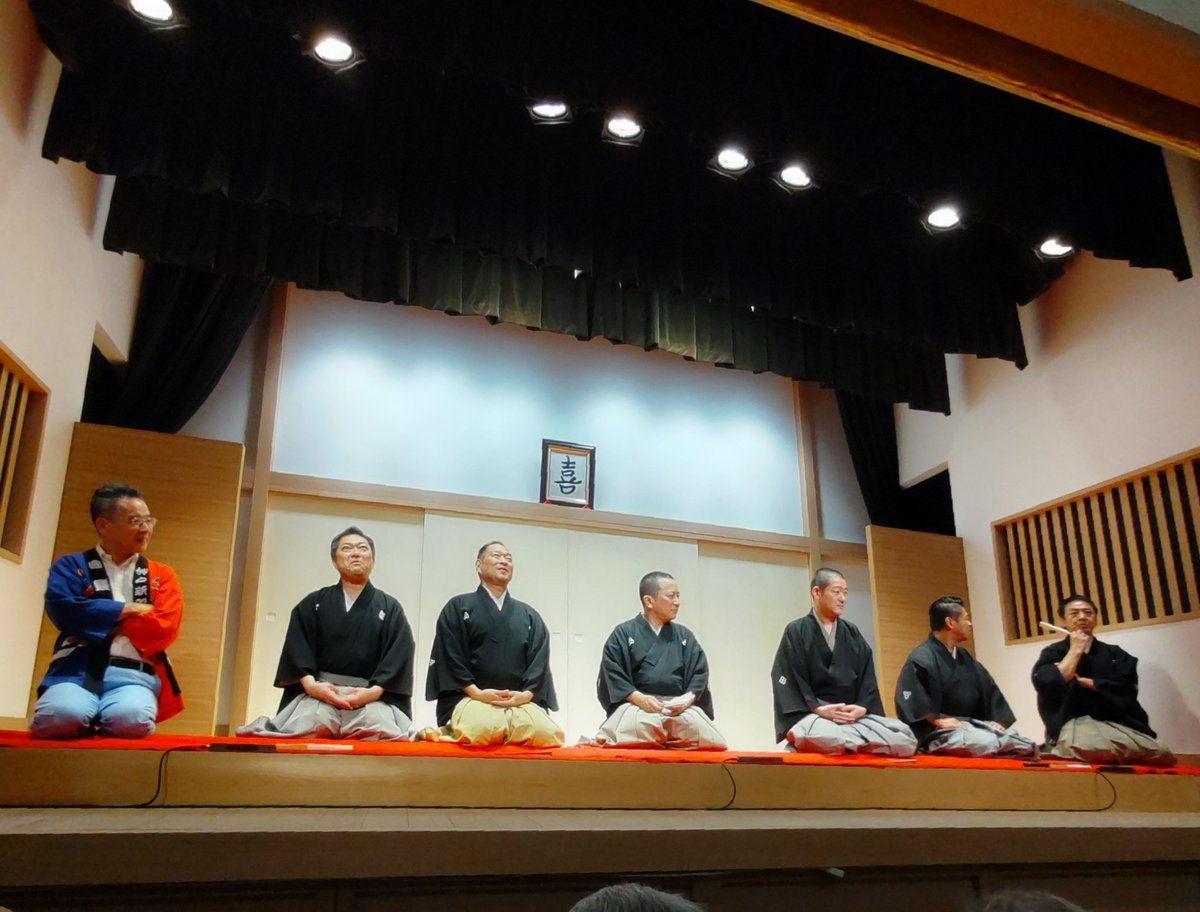 今日は、噺家芸歴30周年お祝いウィークで喜楽館昼席へ。😊
口上では、米紫さんが笛吹きながらの登場‼️落語もお腹よじれるほど笑わせていただきました😂😂
皆様の仲の良さが
滲みでて　とてもいい会でした😊