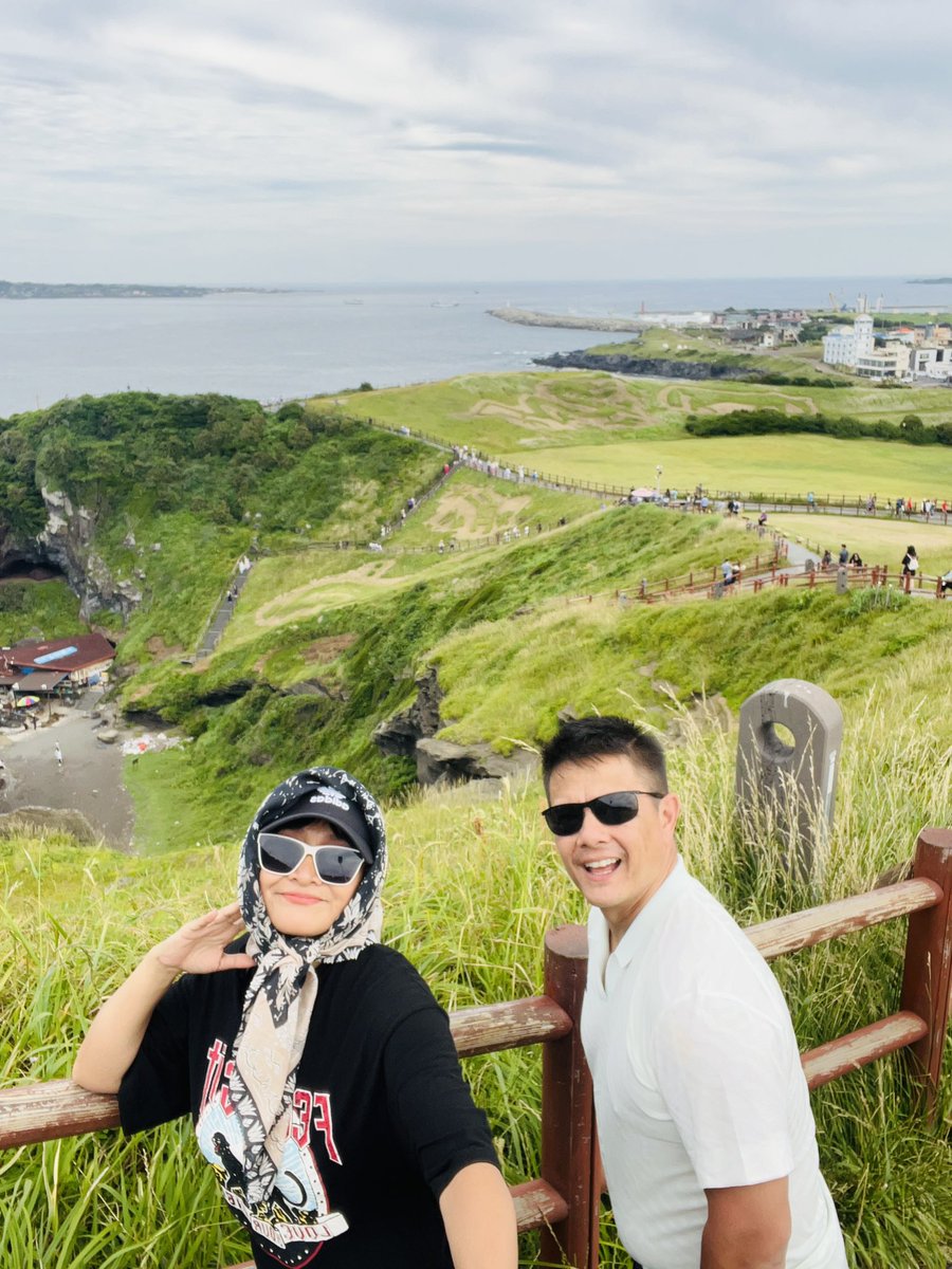 #JEJU Island cakep banget ya ampun…. nggak nyangka aja secakep ini.. terus mana makanannya enak2 banget lagi😎 Gue tandain lo ya #blackpork