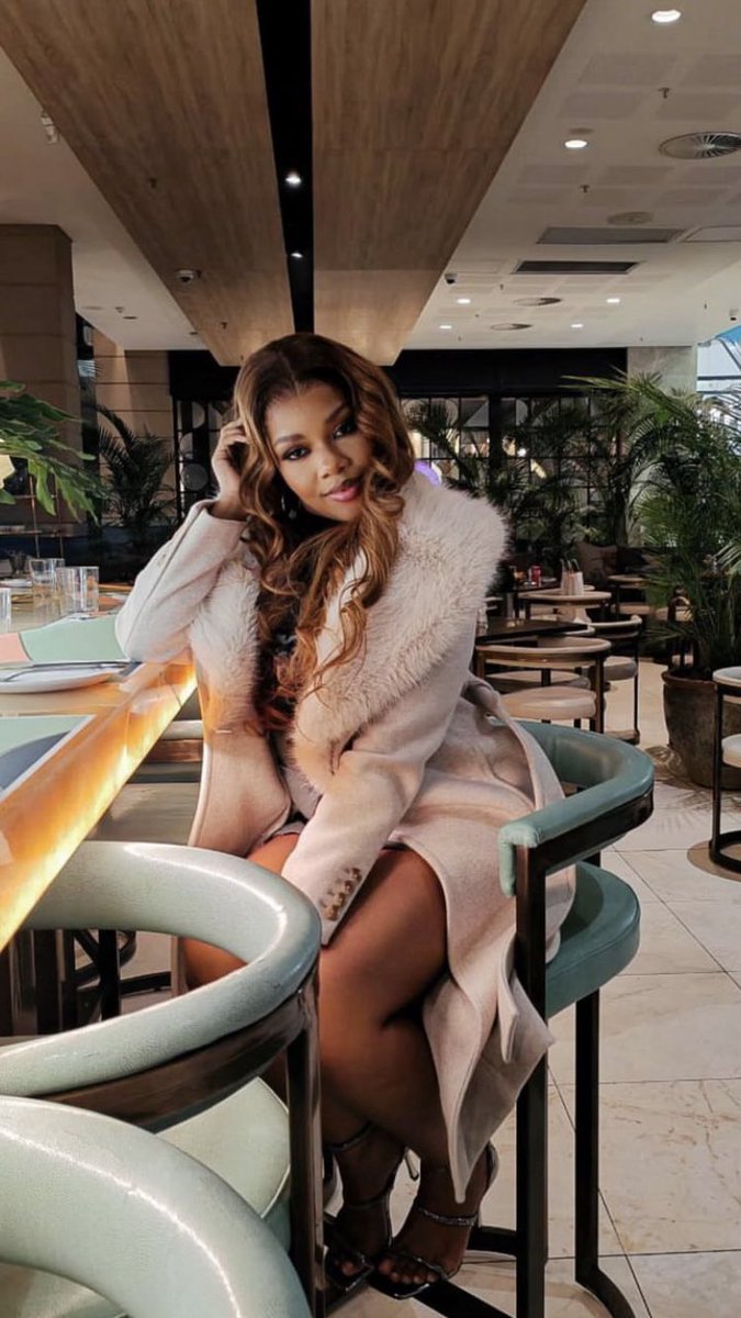 HarmonicLee's tweet photo. Oh Lilies we’re up up up🥰🥰🥰🥰let’s continue pushing Honor so that the new deals find us in the clouds💃💃💃
Let’s get the IG post to 100k likes, we’ve done it before 🥹

INFLUENCED BY LIEMA PANTSI
LIEMA HONOURED BY HONOR
#HonorV2XLiemaPantsi
#LiemaPantsi https://t.co/CCwYhyIFFd