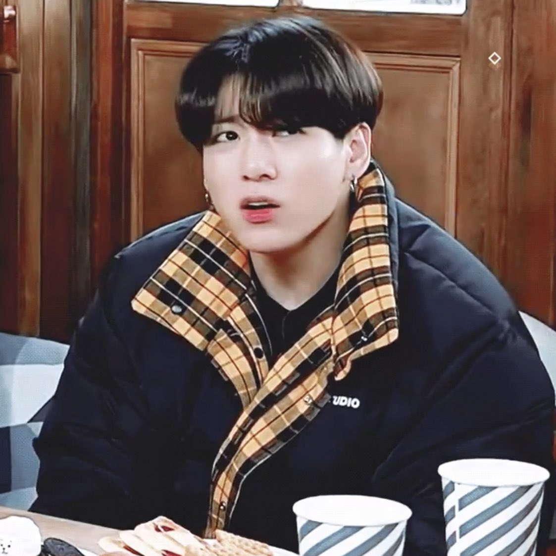 kookchongX2's tweet photo. 다른 은하의 행성에서 유학 온 왹져 티티 한 학기 같이 진하게 붙어 다닌 전졍국한테 너에게 유성애적 매력을 느낀다는 말을 그릇된 슬랭과 관용구가 교정되지 않은 서툰 한국어로 전달하려다 그만
널 내 반찬으로 쓰고 싶어
해버림 https://t.co/DmhDJLTxYh