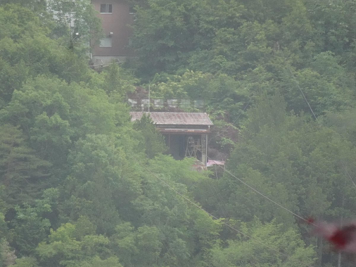 SeasSerenity's tweet photo. 恵那峡ロープウェイ

渓谷にある湖の両岸を結ぶ異様に垂れ下がったワイヤー…もしやロープウェイが存在したのでは？？
という直感で探ったら遊園地内にめちゃくちゃ綺麗な状態で残ってた！
対岸側も搬器ごと残ってる様子。
2000年から運休中らしい。 https://t.co/RbCvUEZpb9