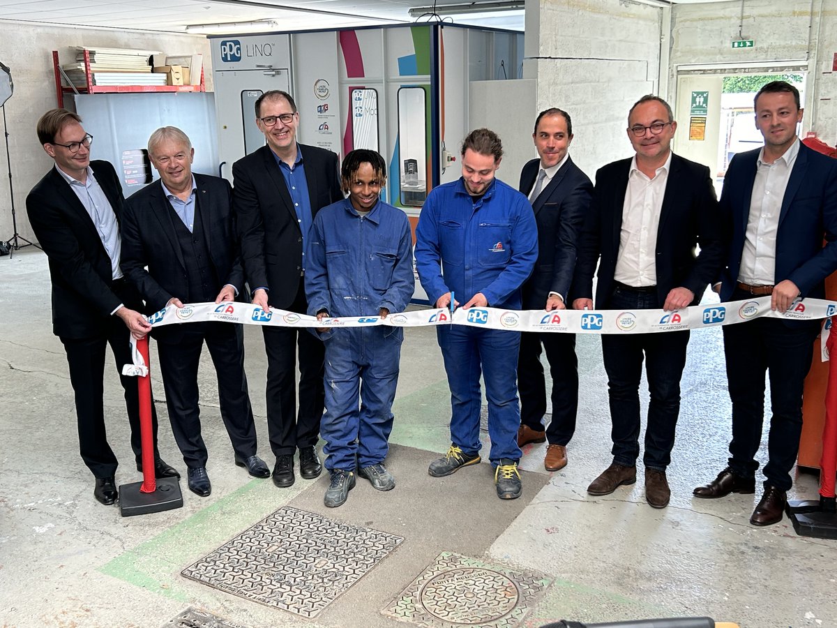 CarrosserieFfc's tweet photo. La @FFCCarrosserie , le @CFAFFC  et @PPG , engagés pour la pérennité de la filière, offrent aux futures recrues les outils les plus modernes pour valoriser leurs métiers. Ce matin, les équipes inauguraient la machine de préparation de teintes Moonwalk, offerte par @PPG. https://t.co/DwJJKhH19X