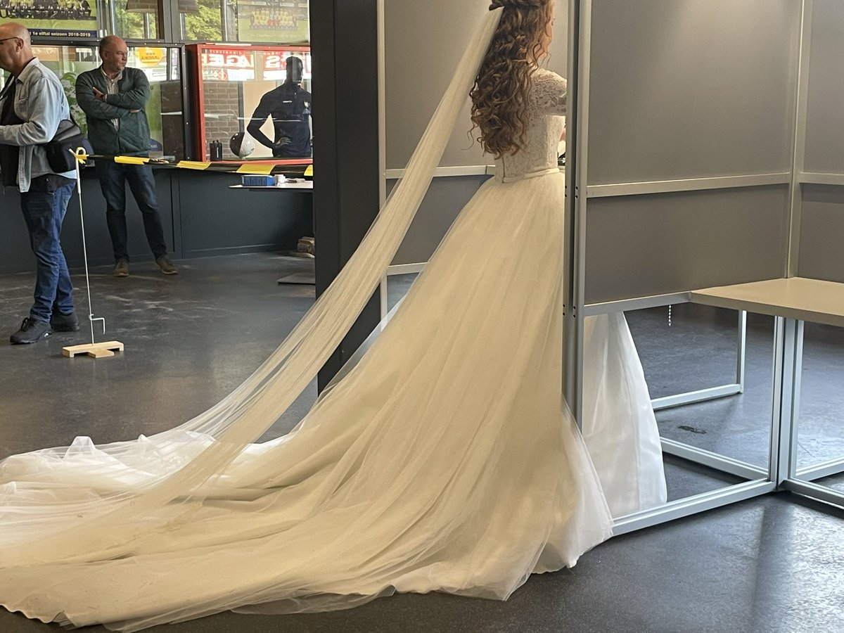tenkatejan's tweet image. Rondje langs de stembureaus. Wat mooi dat je op de mooiste dag van je leven toch nog een moment vindt om te gaan stemmen.