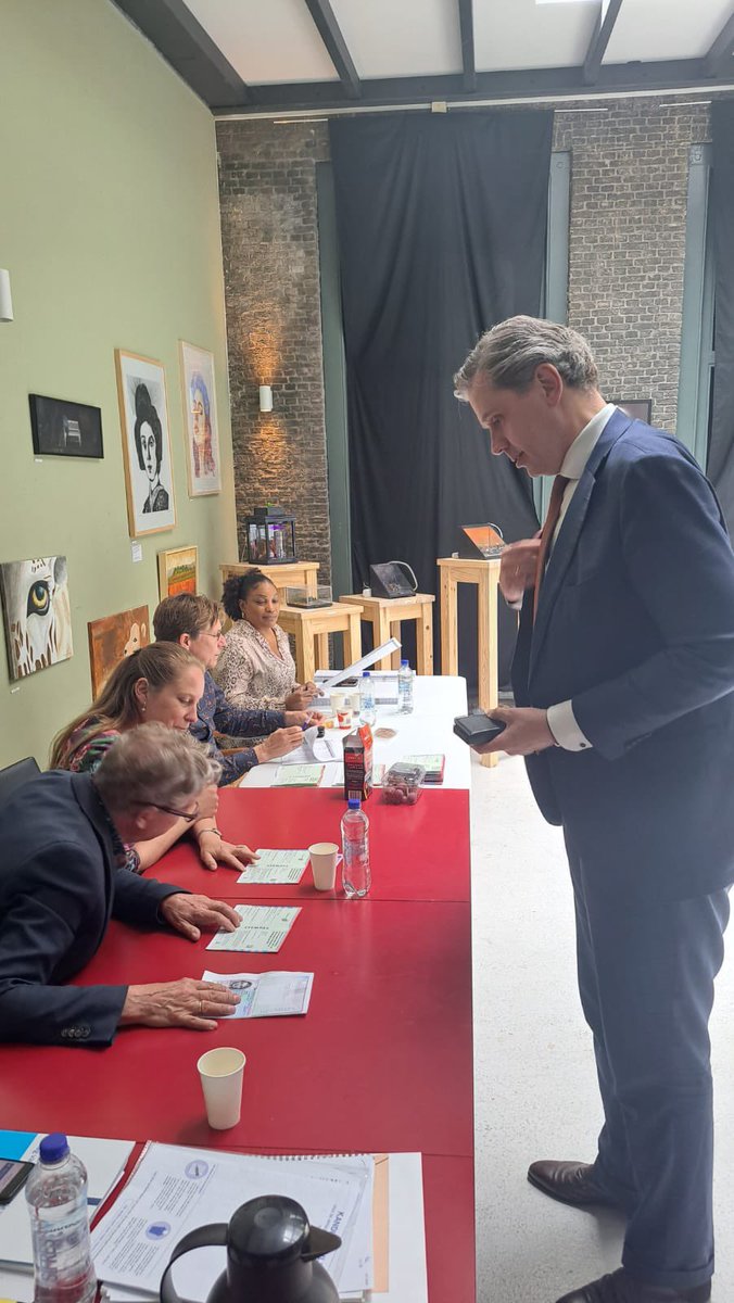 Momenteel maak ik een ronde langs een aantal van onze 62 stembureaus en hun betrokken stembureauleden. Zojuist bracht ik mijn stem uit. Vandaag kunt u stemmen over de koers van Europa in de komende jaren. U komt toch ook?