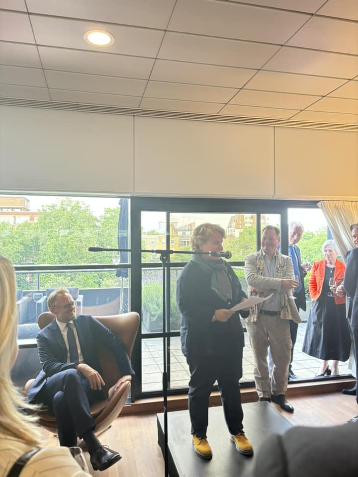 Yesterday, the Danish Embassy in London celebrated 175 years of Danish democracy. 🇩🇰
The Constitution Day anniversary was hosted by Ambassador H.E. René Dinesen at the residence in London and included highlights such as a speech given by British-Danish Sandi Toksvig, OBE.