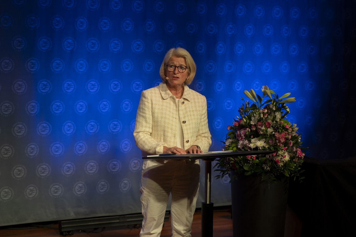 UiT Norges arktiske universitet (@uitnorgesarktis) on Twitter photo Da er den nasjonale havkonferansen #Blåttkompass2024 i gang og leder av <a href="/havArktis/">Senter for hav og Arktis</a>, <a href="/AnneHusebekk/">Anne Husebekk</a>, sa i sin innledning at det er viktig å snakke om hvordan vi sammen skal bruke havarealene i et langsiktig perspektiv. Nye næringer, kunnskap og sameksistens er tema på konferansen. Da er den nasjonale havkonferansen #Blåttkompass2024 i gang og leder av <a href="/havArktis/">Senter for hav og Arktis</a>, <a href="/AnneHusebekk/">Anne Husebekk</a>, sa i sin innledning at det er viktig å snakke om hvordan vi sammen skal bruke havarealene i et langsiktig perspektiv. Nye næringer, kunnskap og sameksistens er tema på konferansen.