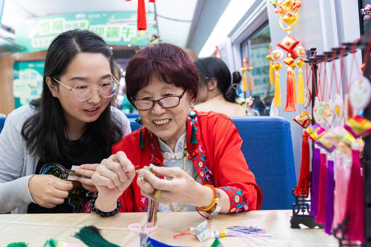 JiangsuNow's tweet image. A ride on the #highspeedtrain🚄 in enough to experience cultural heritages through making folk handicrafts. 
To celebrate the Cultural and Natural Heritage Day which falls on the 2nd Saturday of June, the high-speed train G7393 linking #Nanjing and #Shanghai featured intangible