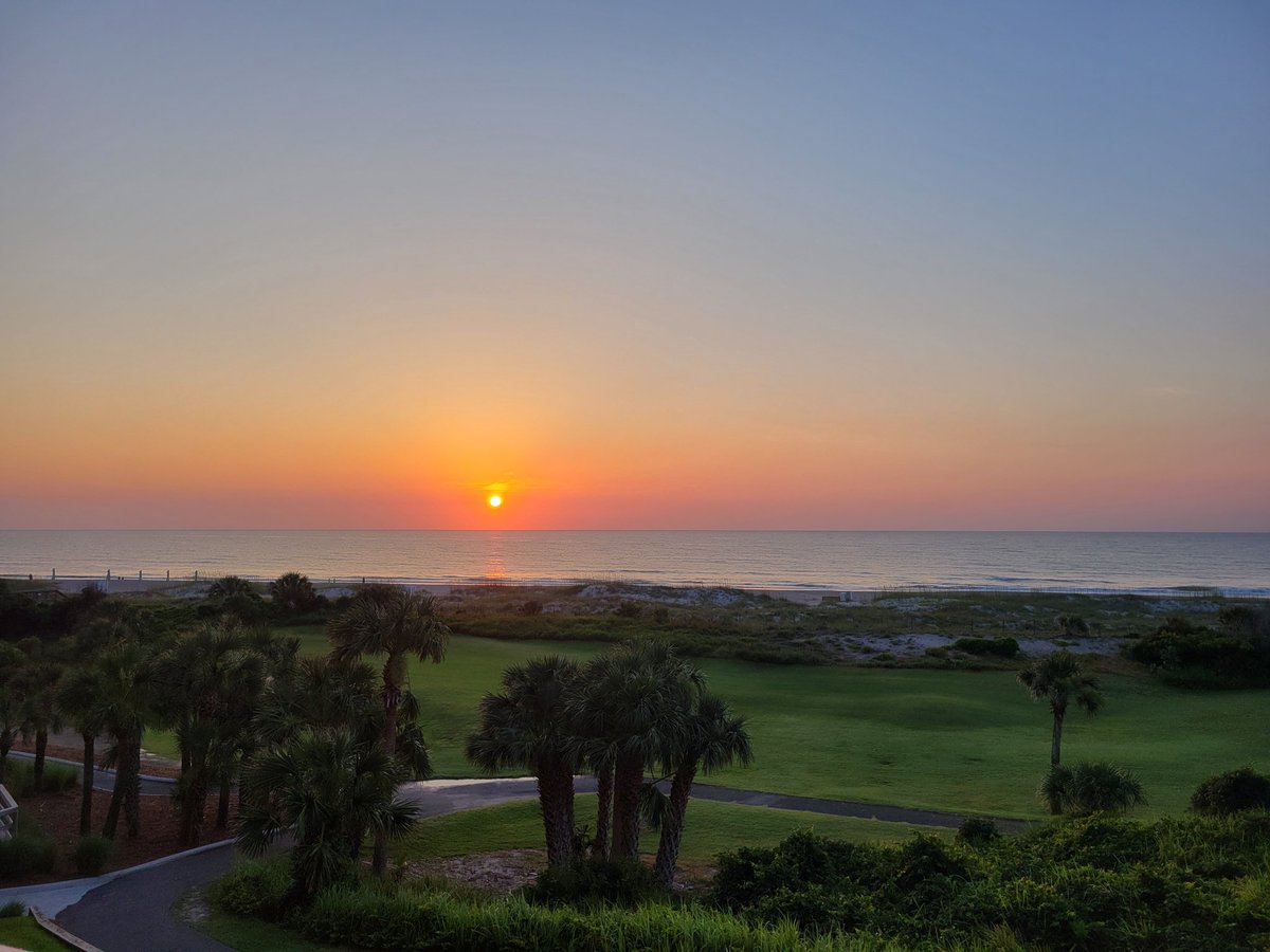 DawnJonesLaw's tweet photo. Looking forward to the 2024 @StateBarofGA Annual Mtg with my fellow @GaLawyers & @GaJudges to better our profession & improve the lives and livelihoods of our clients and fellow #Georgiacitizens. Beautiful #sunrise to start the day! #AM2024 #SBOGAM24 #AM24 https://t.co/T9tUHRCR7Y