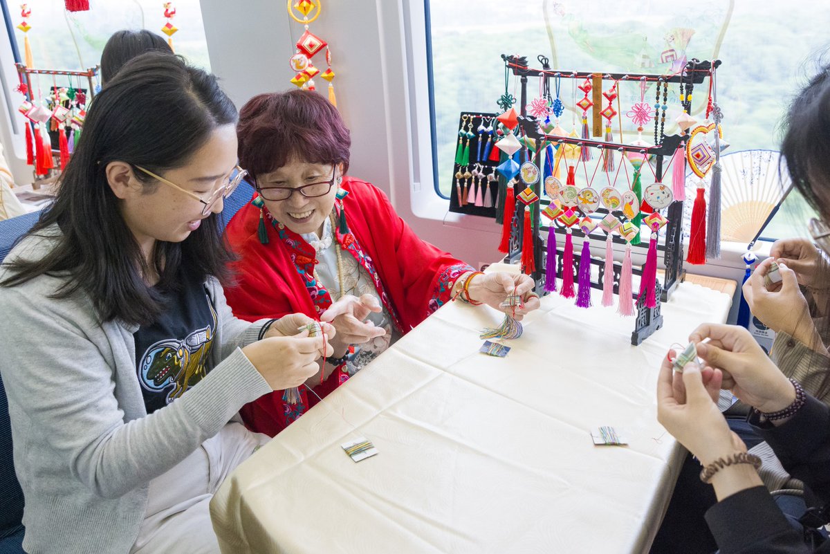 JiangsuNow's tweet image. A ride on the #highspeedtrain🚄 in enough to experience cultural heritages through making folk handicrafts. 
To celebrate the Cultural and Natural Heritage Day which falls on the 2nd Saturday of June, the high-speed train G7393 linking #Nanjing and #Shanghai featured intangible
