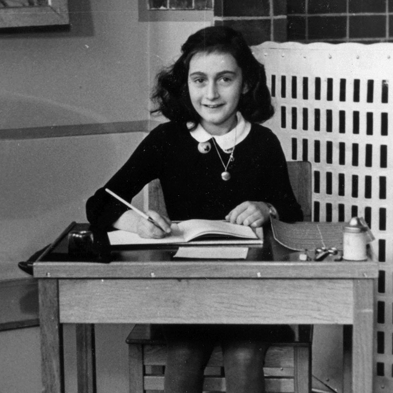 #AnneFrank was born #OnThisDay in 1929.

She died almost 16 years later, alongside her sister Margot, in Bergen-Belsen Concentration Camp.

Today we honour the memory of Anne, whose diary has taught millions of people around the world about the Holocaust.
hmd.org.uk/resource/anne-…