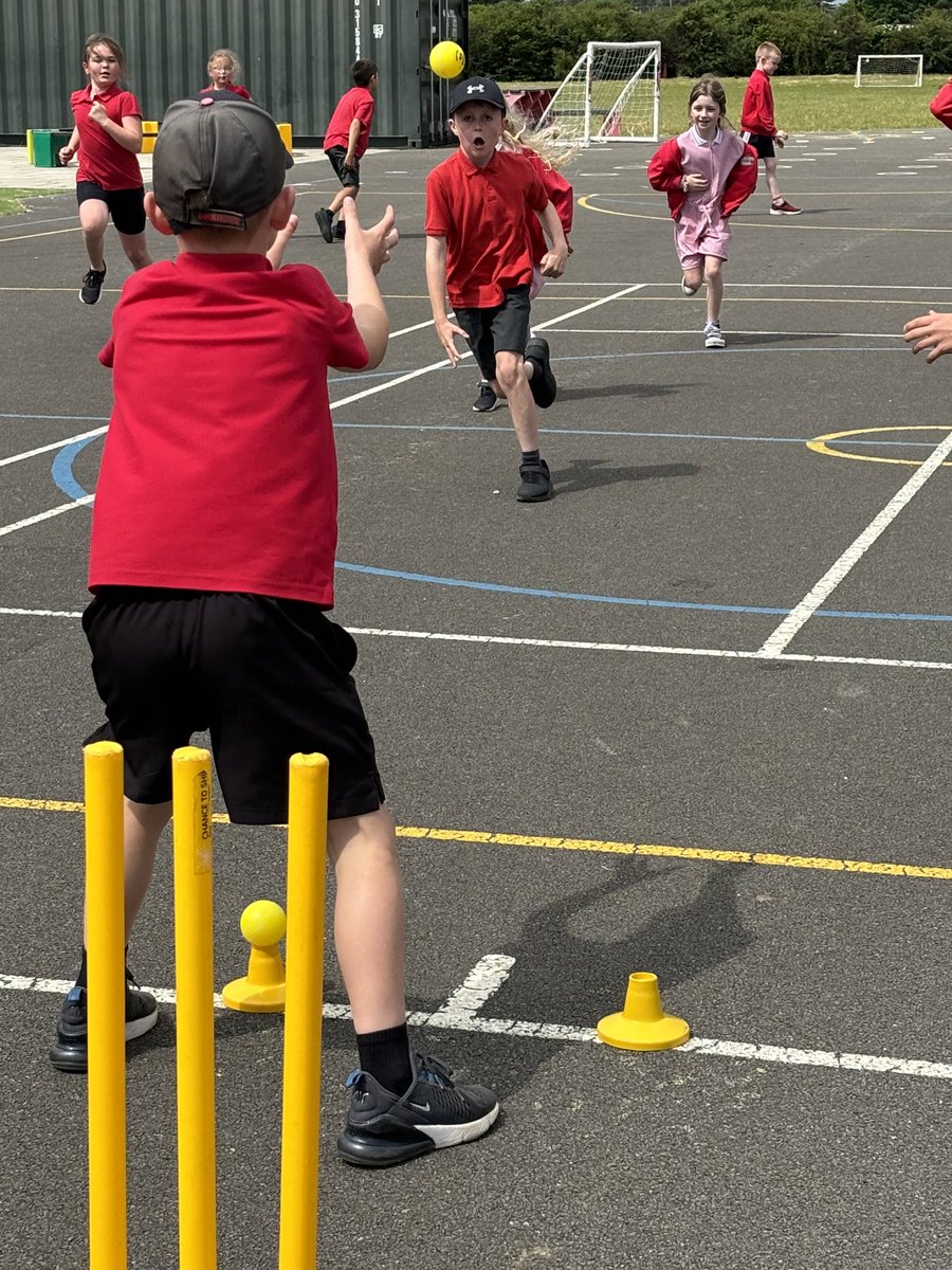 ParcyTywyn's tweet photo. Diolch i @dancricketcoach am sesiwn arbennig gyda Bl3. Plant yn gwenu a mwynhau trwy gydol y gemau. 

#UnigolionIachHyderus #Pod2 https://t.co/1zLdodtAez