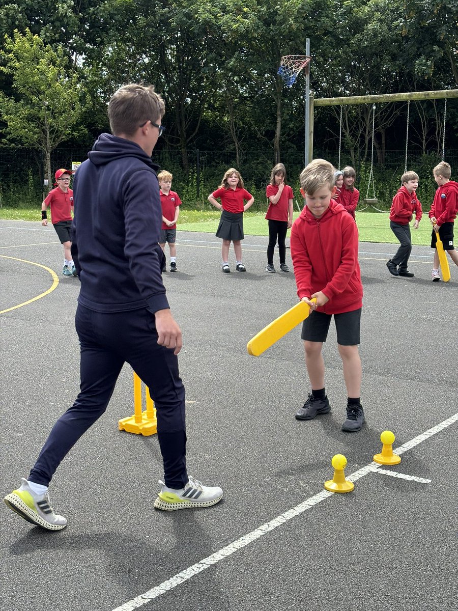 ParcyTywyn's tweet photo. Diolch i @dancricketcoach am sesiwn arbennig gyda Bl3. Plant yn gwenu a mwynhau trwy gydol y gemau. 

#UnigolionIachHyderus #Pod2 https://t.co/1zLdodtAez