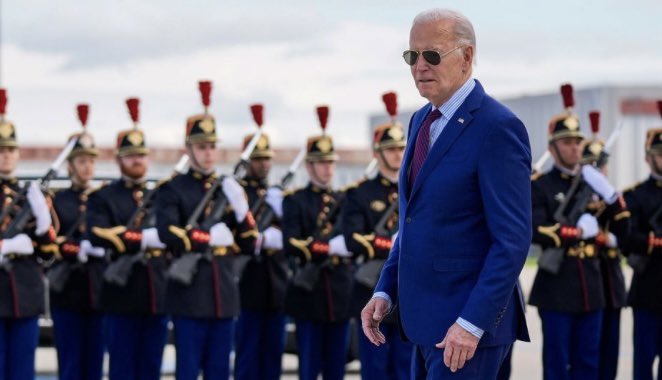 Joe Biden in Normandy to commemorate 80 years since he and 73,000 other American troops stormed the beaches. Biden en Normandie pour célébrer les 80 ans depuis que lui et 73,000 autres américains y ont débarqué.