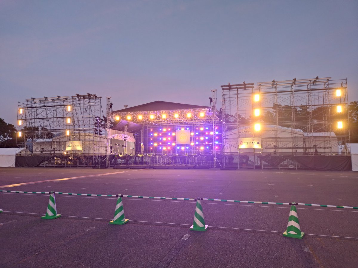 chagurock's tweet photo. #チャグロック🐴まであと２日✨
今日はステージに照明が灯りました🤭
天気予報も引き続き良し☀️
夕焼けの岩手山がキレイでした。
皆さんにも是非見てほしい✨

アーティストさんと、皆様と、
お迎えの準備は着々と進んでいます😌

#チャグロック中の責任者
#CHAGUROCK
#CHAGUCHAGUROCKFESTIVAL 
#テレビ岩手
🌐https://t.co/mJEYBIbkm9
📷https://t.co/Gx4glfVeLL