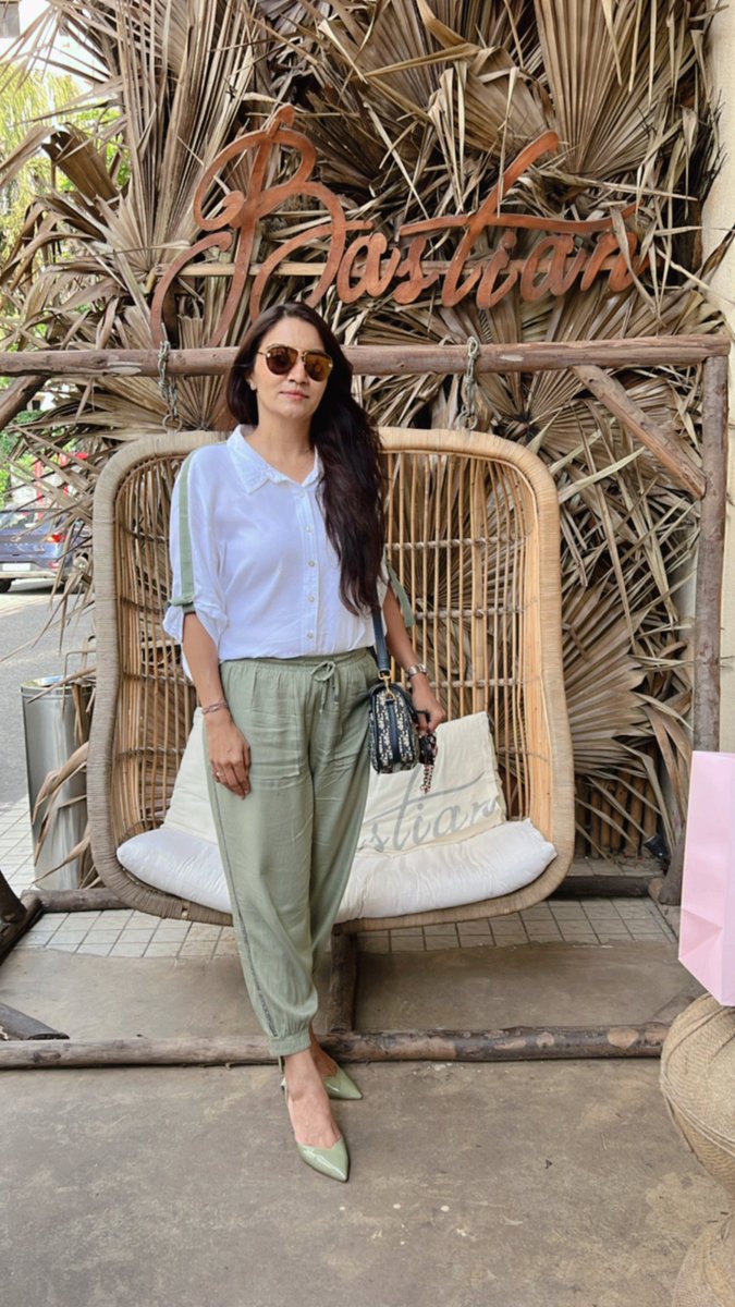 smpithawalla's tweet photo. Throwing it back to cherished memories and timeless moments.
#throwbackthursdays #shitalpithawalla #GucciVisions #bastian #lifesallabtlove #lifepoints #swag #cool #OTTD #ThursdayMotivations #ThursdayThunder #whiteshirt #twitterpost #ladyboss #twitterfeed https://t.co/94lVFWmoj3