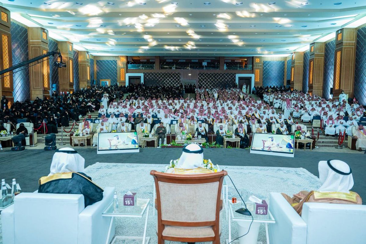 EmarahAlQassim's tweet photo. بعد أن رعى سموه حفل تخريج طلبة جامعة المستقبل..

سمو #أمير_منطقة_القصيم : أفتخر وأعتز بمخرجات جامعة المستقبل وبرامجها ومساهماتها المتعددة ومنها قبول ذوي وابناء شهداء الواجب والعديد من المشاركات المجتمعية والوطنية المقدرة . https://t.co/c7D85ibSTt