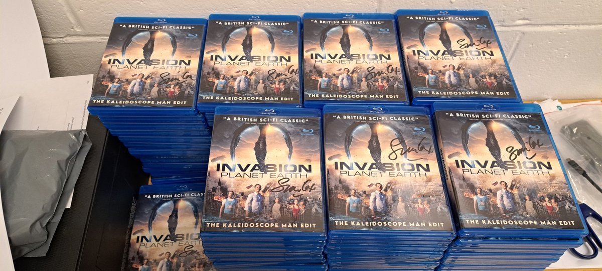 SimonCoxFilm's tweet photo. Hi all, our Invasion Planet Earth BluRay seems to be going down very well. Someone said it was amazing to see the scale of the crowd scenes shot in #ColmoreRow #Birmingham in the extras section.
Do grab a copy as all the cash we make goes into funding the new movie: https://t.co/f74xofjEoT
Many thanks! 😀