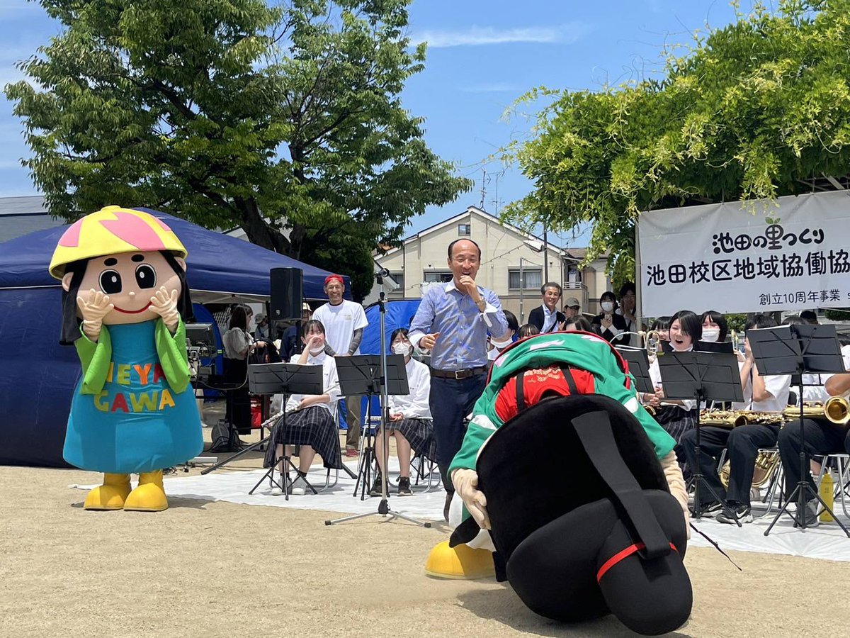 hirosekeisuke_'s tweet photo. 先日あるイベントで…

寝屋川市公式の｢はちかづきちゃん｣｢ねや丸くん｣と一緒に登場したのですが…

私が｢中の人が☀️暑いのでは？と心配されると思いますが～“夢の国”と同じで中に人は入ってませんよ～😄｣と🎤話した直後に…ねや丸くんの首が💦あわや“妖精🧚”が見えかけて会場大爆笑でした‼️(笑) https://t.co/AVpYDR9yEV