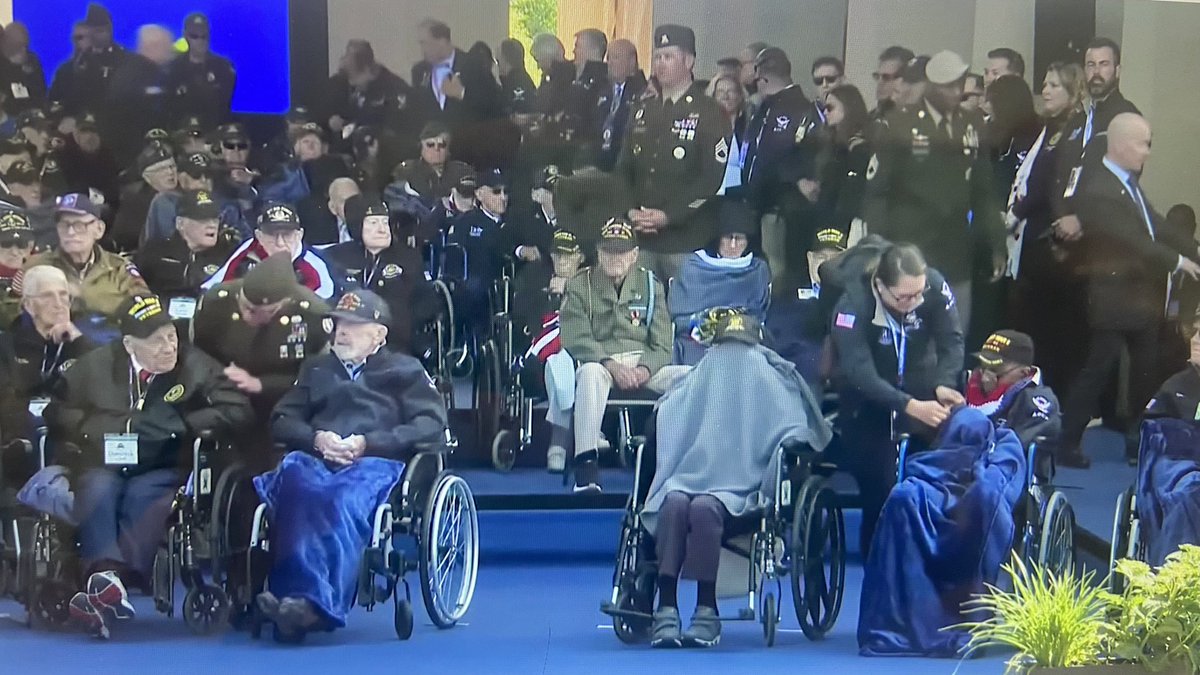 AletheaMagazine's tweet photo. Heartbreaking scenes on stage for the #DDay 80th anniversary celebration at the #AmericanCemetary in the #Normandy - the heroes must be well over 90 years old and have been waiting on stage for over an hour for their #PresidentBiden to speak https://t.co/r8Mn5LtKQc