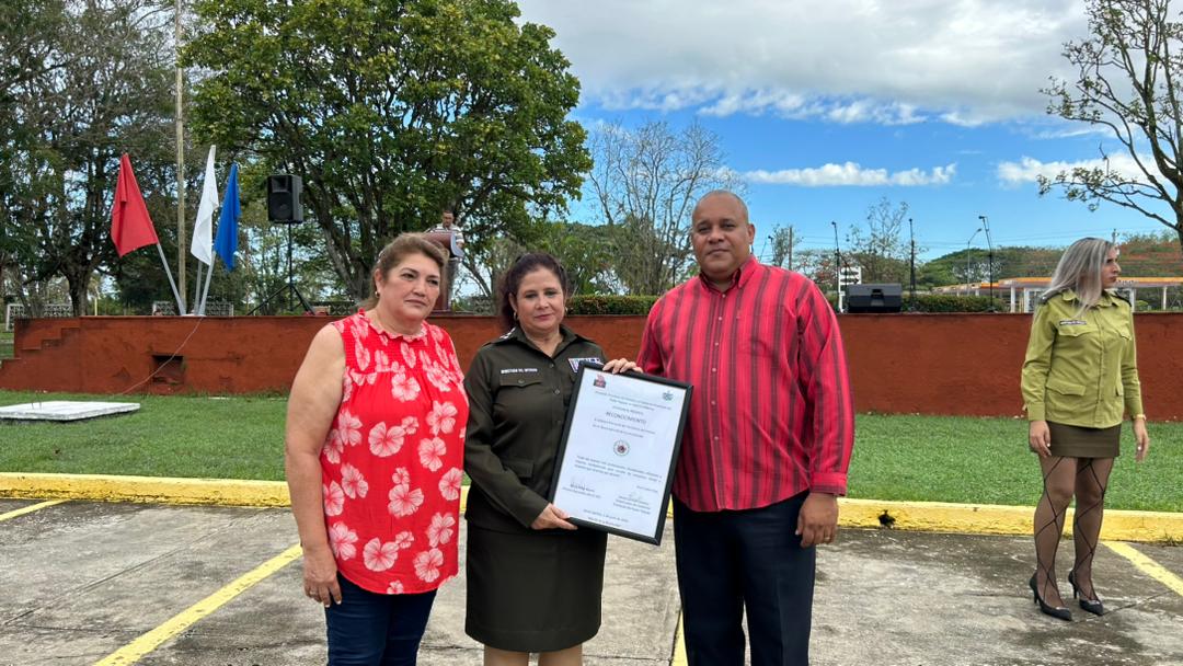 DeivyPrezMartn1's tweet photo. Felicidades al MININT por sus 63 años en defensa de la Seguridad del Estado y del Orden Interior.
#SanctiSpiritusEnMarcha
#UnaHistoriaJuntos
#63Minint  @DiazCanelB https://t.co/NiyUDd36BK