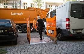 OdaHassepass's tweet image. Um Zufahrten von Autoblockaden zu befreien, hilft sich die BSR nun selbst. Polizei und Ordnungsamt kommen gegen Falschparker nicht an. So kommen Entsorger, Handwerker &amp;amp; Menschen, die zu Fuß unterwegs sind, wenigstens an diesen Stellen durch zugeparkte Straßen
#verkehrssicherheit