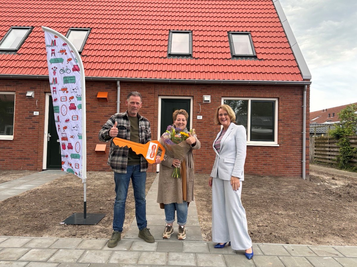 🔑🏡 Vanochtend ontving familie Otter als eerste de sleutel van hun nieuwe woning aan de Azaleastraat in Heerenveen. De familie Otter woonde hier al meer dan 30 jaar. Ze keren nu, na de sloop van hun oude woning, terug naar een nieuwbouwwoning van ons. obi41.nl/ycxcrmfb