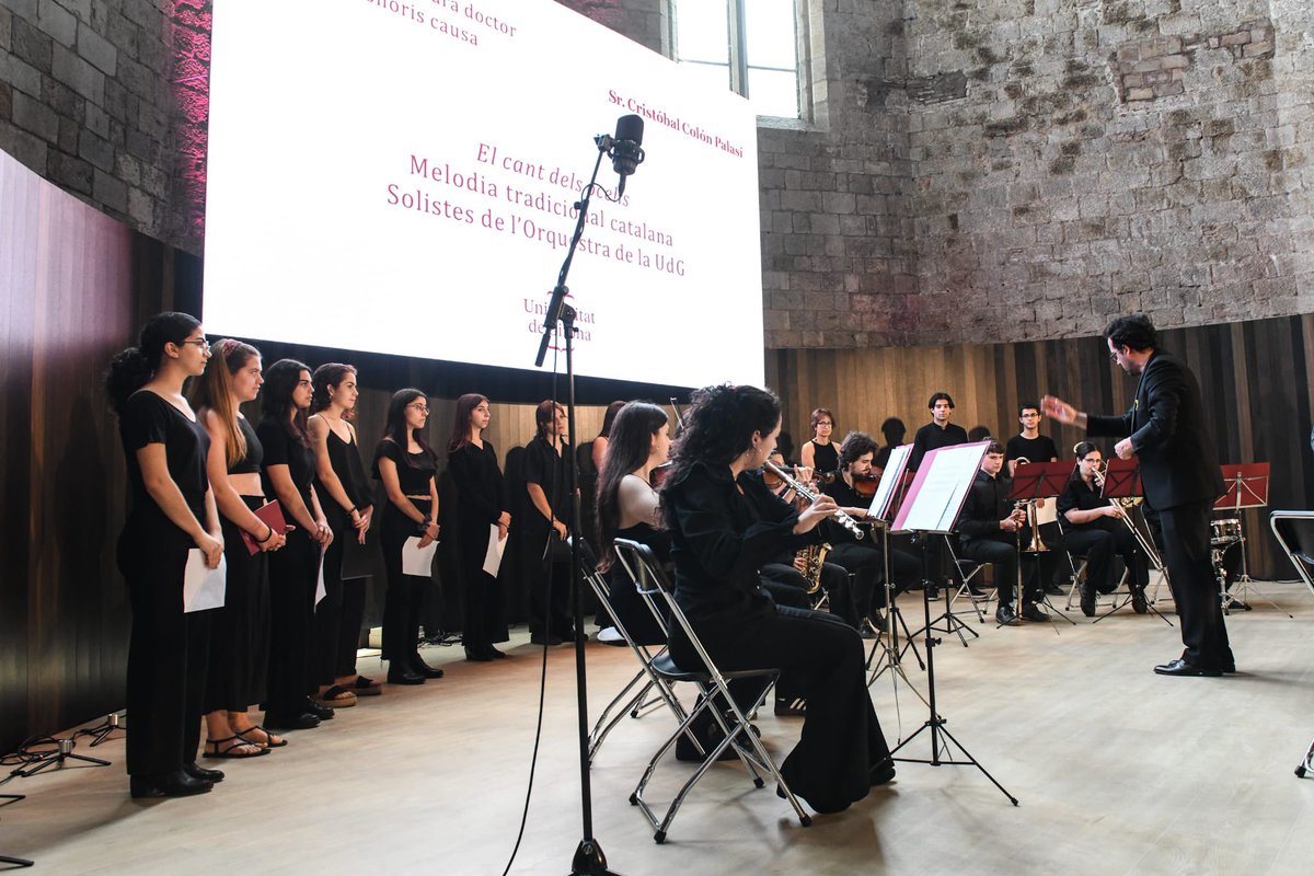 Universitat de Girona (@univgirona) on Twitter photo <a href="/cor_udg/">Cor de la UdG</a> <a href="/Sanchezmiret/">Cristina Sánchez Miret</a> <a href="/fageda/">La Fageda</a> <a href="/RectorUdG/">Rector UdG</a> El <a href="/cor_udg/">Cor de la UdG</a> dirigit per Martí Ferrer interpreta 'El cant dels ocells' en acabar el discurs del nou doctor honoris causa per la UdG, que ha estat aplaudit per un públic dempeus, emocionat #ColónUdG <a href="/cor_udg/">Cor de la UdG</a> <a href="/Sanchezmiret/">Cristina Sánchez Miret</a> <a href="/fageda/">La Fageda</a> <a href="/RectorUdG/">Rector UdG</a> El <a href="/cor_udg/">Cor de la UdG</a> dirigit per Martí Ferrer interpreta 'El cant dels ocells' en acabar el discurs del nou doctor honoris causa per la UdG, que ha estat aplaudit per un públic dempeus, emocionat #ColónUdG