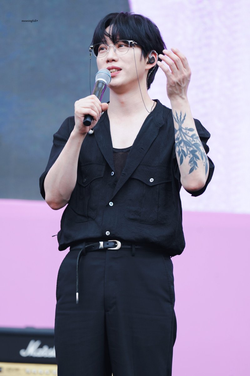 240606 2024 올해도 글렀나봄

어디까지 내려가는거예요....
안에 대체 뭘 입은거야😳

 #10cm #십센치 #권정열