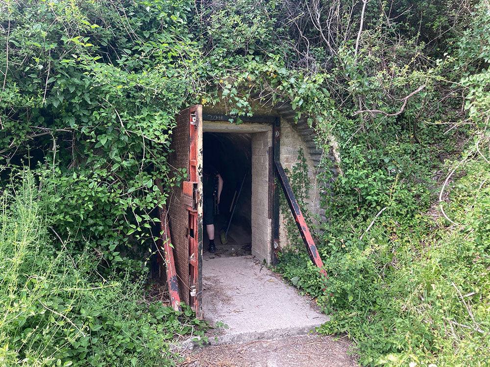 NewForestRamble's tweet photo. This reinforced steel door is built into Portsdown Hill, overlooking Portsmouth Harbour. Behind it is a labyrinth of tunnels with an important D-Day connection...

Read on to see what I found when I went inside... I had to wear a head torch. 

🧵 https://t.co/BjY8OkWxKr