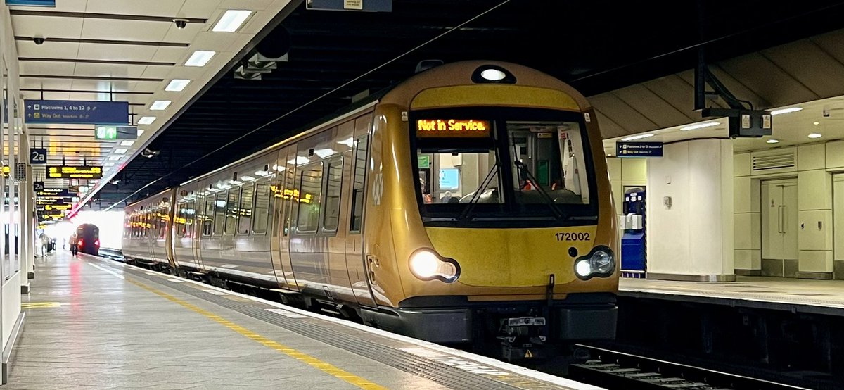 PlatformEdge1's tweet image. Long time since a 172 was at New Street 😮

172002 ready to depart on a test run back to Tyseley L.M.D. #Class172