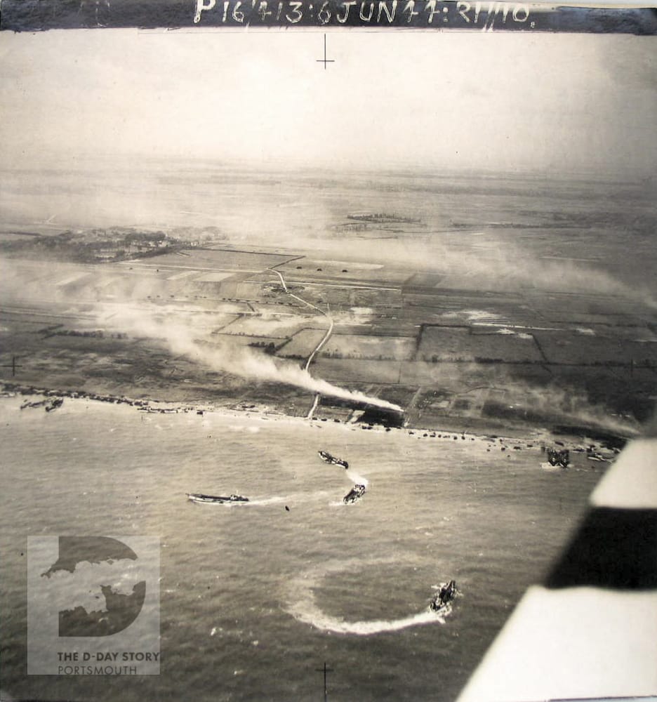 JT3185's tweet photo. Remembering with honour my Grandad Pte Jack Thwaite who landed in the first assualt wave onto GOLD beach "JIG"Sector on that day of days.

The greatest generation 🇬🇧
#DDay 
#Goldbeach
#Arromanche 
#Normandylandings
#Normandy 
@PoppyLegion 
@ArromanchesDDay 
@BritishArmy https://t.co/CSxUQi1X1k