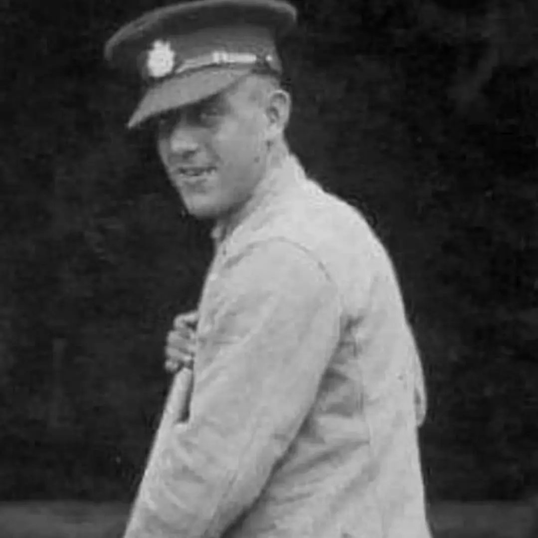 JT3185's tweet photo. Remembering with honour my Grandad Pte Jack Thwaite who landed in the first assualt wave onto GOLD beach "JIG"Sector on that day of days.

The greatest generation 🇬🇧
#DDay 
#Goldbeach
#Arromanche 
#Normandylandings
#Normandy 
@PoppyLegion 
@ArromanchesDDay 
@BritishArmy https://t.co/CSxUQi1X1k