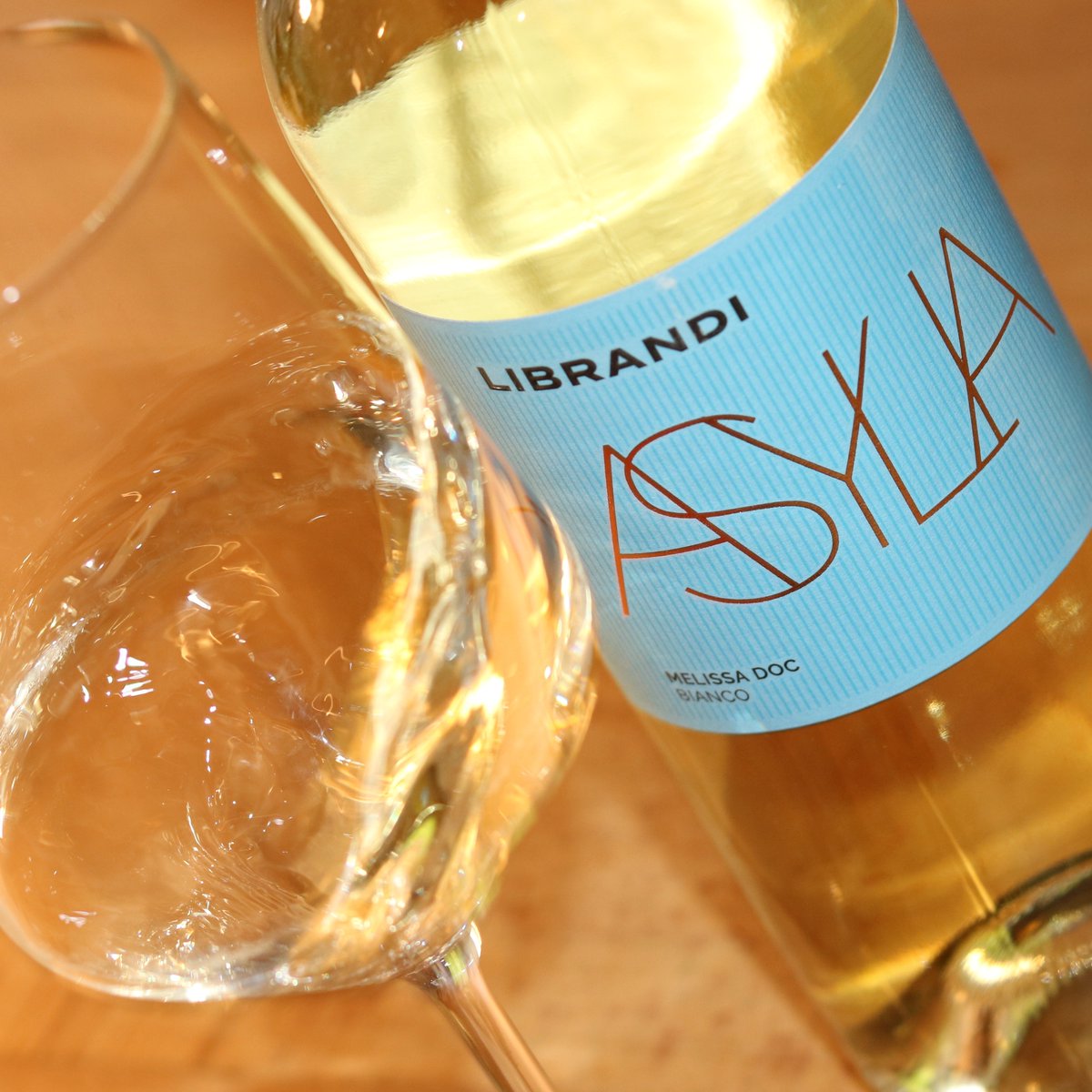 MerzSapori's tweet photo. #Asylia Melissa Bianco DOC - #Librandi, unser Tipp aus Sizilien https://t.co/vCZYD9jRuD #weinausitalien #wein #kalabrien https://t.co/KesA7HJQr4