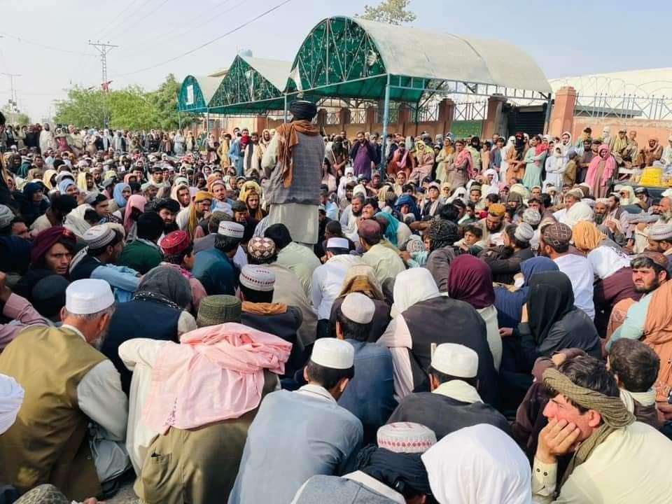 NoorBachaa's tweet photo. چمن میں سیکورٹی اداروں کی غنڈہ گردی عروج پر، 
پر امن مظاہرین پر ایف سی اور دیگر سیکورٹی فورسز کا حملا سٹریٹ فائرنگ دھشتگردی کی وہ مثال ہے جو کشمیر اور فلسطین میں نہیں ملتا. https://t.co/shwmhnAVmY