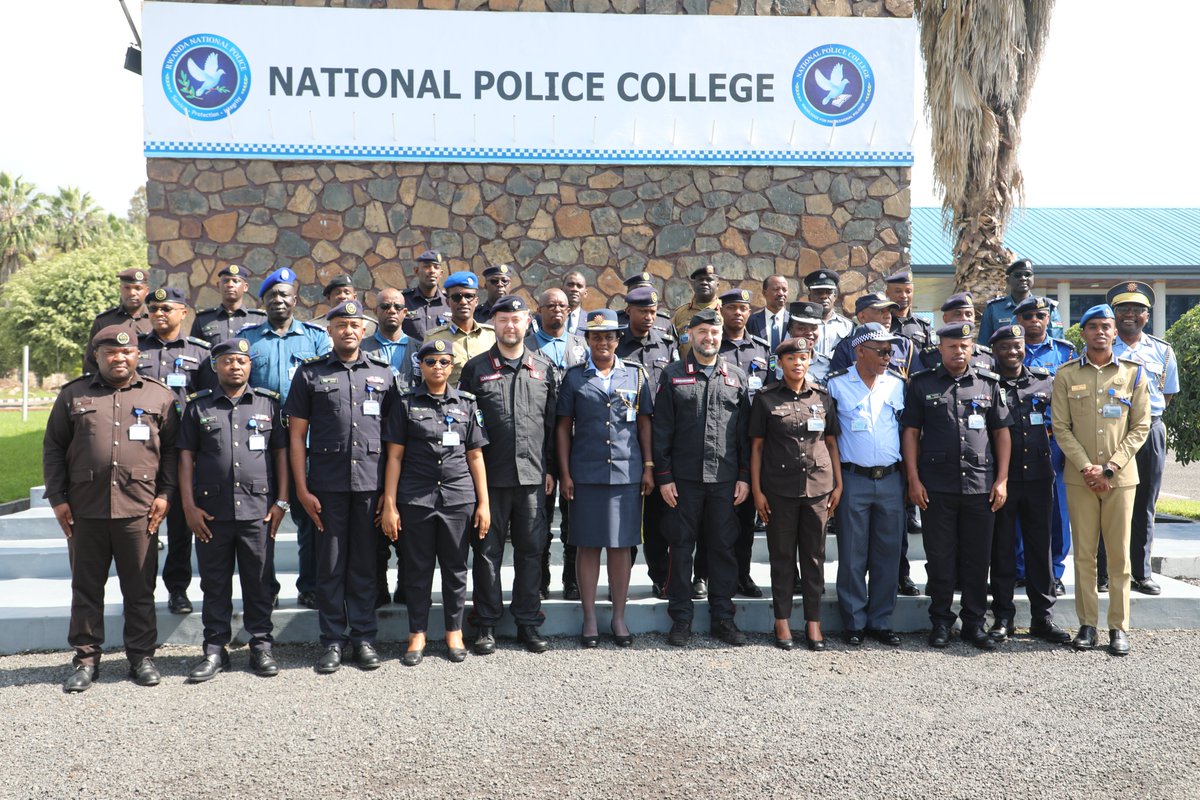 _CoESPU_'s tweet photo. Successful conclusion of the module on #PeaceSupportOps, delivered by 🇮🇹 #CoESPU’s SMEs at the @Rwandapolice’s College in 🇷🇼 #Musanze to 34 Senior #Police Officers from African Countries attending Senior Command &amp; Staff Course.
#StabilityPolicing4Peace #StabilityPolicingOpenClub https://t.co/yqE4Yc2ps6