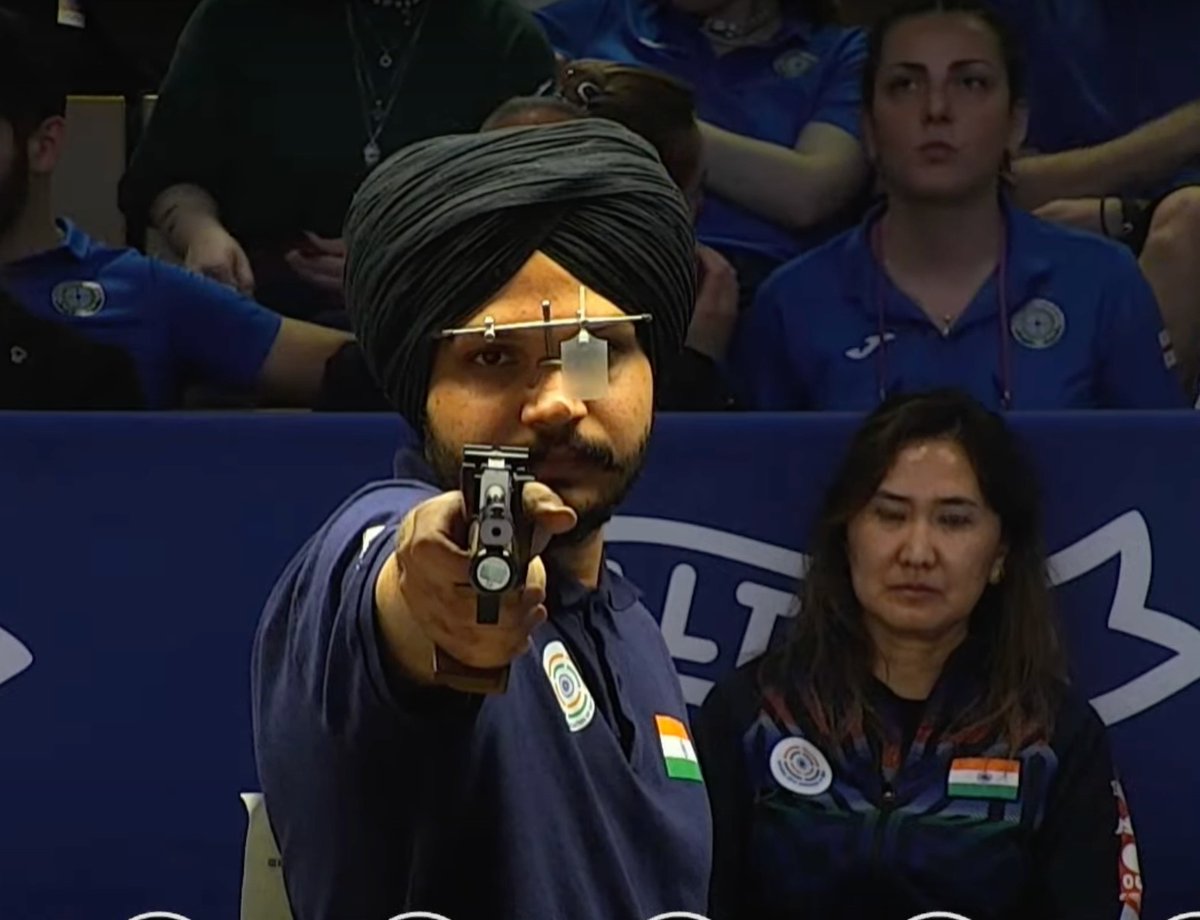 🚨Good news incoming ☑️ India 🇮🇳 opens the medal account at the #ISSF World Cup, Munich🇩🇪 Many Congratulations to our very own #TOPSchemeAthlete Sarabjot Singh on clinching a #Gold🥇 in the Men's 10m Air Pistol Finals with a total score of 242.7👏🥳 #ShootingWorldCup Pic