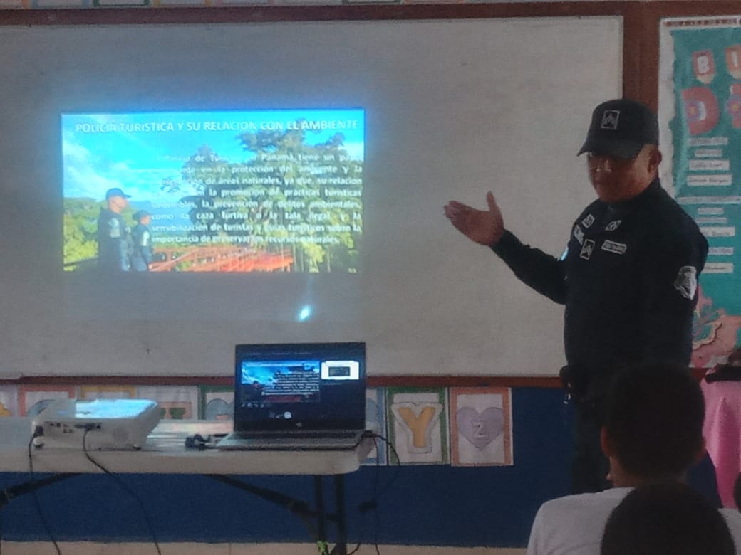 policiadepanama's tweet photo. #Comarcal | En El Centro Educativo de Santa Cruz, en Las Lajas, impartimos docencia sobre temas de prevención y seguridad a 39 estudiantes. #ProtegerYServir https://t.co/R3iwx6Dhw1