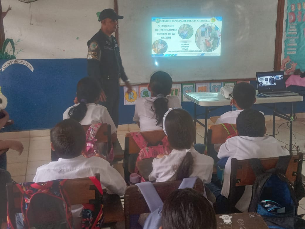 policiadepanama's tweet photo. #Comarcal | En El Centro Educativo de Santa Cruz, en Las Lajas, impartimos docencia sobre temas de prevención y seguridad a 39 estudiantes. #ProtegerYServir https://t.co/R3iwx6Dhw1