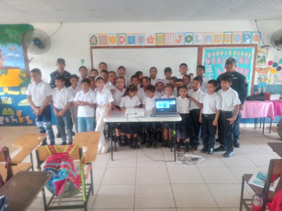 policiadepanama's tweet photo. #Comarcal | En El Centro Educativo de Santa Cruz, en Las Lajas, impartimos docencia sobre temas de prevención y seguridad a 39 estudiantes. #ProtegerYServir https://t.co/R3iwx6Dhw1